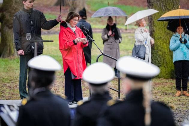 Oslo 20230424 Queen Sonja gives a speech when Louise Bourgeois 1911-2010s spider-like sculpture Maman 1999 is unveiled during an official opening event in Slottsparken Oslo Norway xx  Copyright: xBeatexOmaxDahlex 4802SrFrKAk 4802SrFrKAk