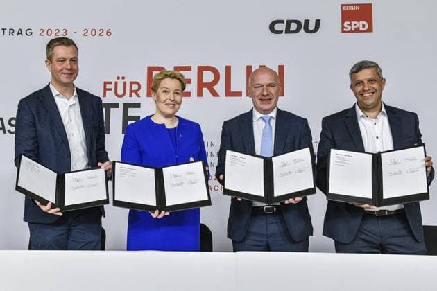 <p>Die bisherige Regierende Bürgermeisterin und designierte Berliner Senatorin für Wirtschaft, Energie und Betriebe, Franziska Giffey (2.v.l., SPD), und der designierte Regierende Bürgermeister, Kai Wegner (2.v.r., CDU), unterschreiben zusammen mit Raed Saleh (r, SPD), Co-Parteivorsitzender der SPD Berlin, und Stefan Evers (l, CDU), Generalsekretär der CDU Berlin und designierter Finanzsenator, den Koalitionsvertrag 2023-26 von CDU und SPD im Festsaal des Berliner Abgeordnetenhauses. , fotografiert am 26. April 2023 in Berlin. Deutschland Berlin Berlin Copyright: MaurizioxGambarini