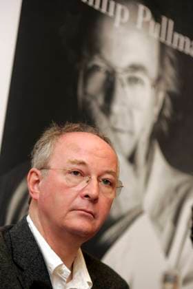 STOCKHOLM 0500523 This year, the worlds largest childrens and young peoples literature prize is awarded for the third time This years recipients, the Japanese illustrator RyÃ ji Arai and the British author Philip Pullman (pictured), held a press conference on Monday ahead of the award ceremony for the Astrid Lindgren Memorial Literature Prize STOCKHOLM SWEDEN x1030x  Copyright: xJONASxEKSTRÖMERx ALMA-PRISET 2005