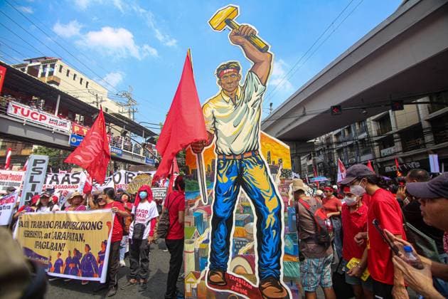 Bilder des Jahres 2023, News 05 Mai News Themen der Woche KW18 News Bilder des Tages Labor Workers Unite In Philippines On Labor Day, May 1, 2023, more than 10,000 workers from various Philippine trade union centers, labor federations, and workers organizations marched from Espaa to Mendiola, terminating in front of the US Embassy in Manila, under the flag of the All Philippine Trade Unions (APTU). Workers wanted pay increases, new, permanent, and respectable jobs to put an end to ENDO, unstable work, and complete respect for labor rights. Manila Philippines Copyright: xJosexSantosx originalFilename: santos-notitle230501_npbcN.jpg
