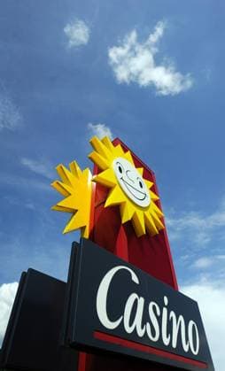 <p>Die gelbe Merkur-Sonne, das Logo der Spielothek Gruppe, steht auf einem parkplatz in Gladbeck. Merkur Spielothek ist ein 1957 von Paul Gauselmann gegründetes Spielhallen Unternehmen. In Deutschland gibt es rund 200 Spielstätten mit dem gelben Logo des Unternehmens. Im europäischen Ausland betreibt Merkur Spielothek zudem rund 75 Entertainment Center. Seit Jahrzehnten ist die Merkur Sonne das Markenzeichen der Gauselmann Gruppe. Foto: Dirk Bauer, WAZ FotoPool Deutschland NRW Gladbeck Copyright: BAUER,xDirk