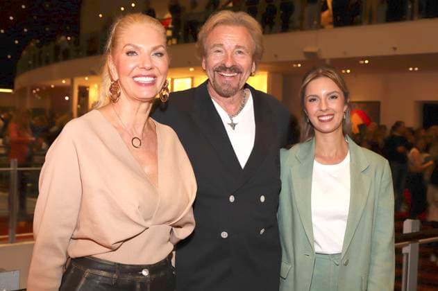 Thomas Gottschalk with partner Karina Mross and Melinda Mross at the 15 million guests anniversary gala of the musical The Lion King at the Stage Theater im Hafen Hamburg, 03 05 2023 Foto:xgbrcix xFuturexImage