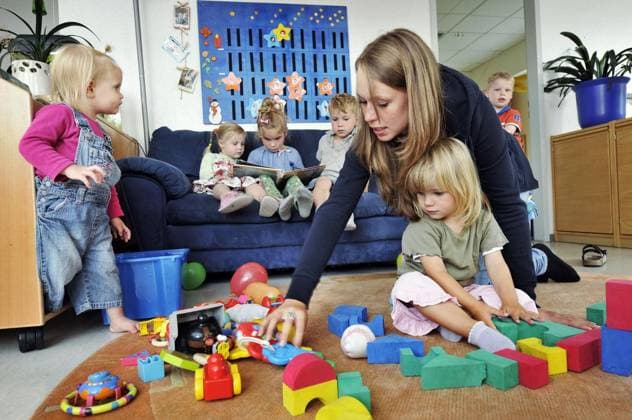 <p>Julia Merker, 17, leistet ein Freiwilliges Soziales Jahr in der AWO-Kita im Girardethaus. Am Dienstag, 31.07.2012 spielt sie mit der zweijährigen Alina. Deutschland NRW Essen Copyright: VONxBORN,xUlrich