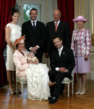 The christening of Maud Angelica Behn, daughter of Princess Märtha Louise and Ari Behn. Picture shows: Exlusice picture of: (back left) Crownprincess Mette-Marit, crownprinse Haakon, King Harald and Queen Sonja. (front left): Princess Märtha Louise with Maud Angelica and Ari Behn. OSLO NORWAY BILDER x20520x