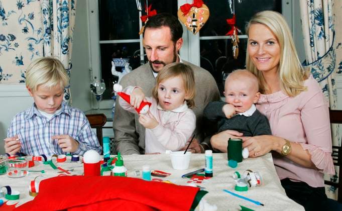 ASKER 20061212 Crown Prince Haakon of Norway, Princess Ingrid Alexandra, son Marius, Prince Sverre Magnus and Crown Princess Mette Marit are making Christmas decorations in their home at the Skaugum Royal estate in Asker, Norway, December 12 2006 ASKER NORWAY BILDER x20520x  Copyright: xLisexAserudx xTTx 20520