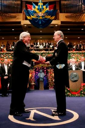 STOCKHOLM 20071210 Professor Gerhard Ertl of Germany, left, receives the Nobel Prize in Chemistry 2007 from King Carl Gustaf of Sweden, right, for his studies of chemical processes on solid surfaces at a prizegiving ceremony in Stockholm Concert Hall, Stockholm, Sweden, Dec 10, 2007 STOCKHOLM Sweden x10030x  Copyright: xJonasxEkströmerx xTTx NOBEL 2007 KONSERTHUSET