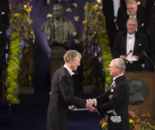 STOCKHOLM 20061210 John C Mather accepts the Nobel Prize in Physics from King Carl XVI Gustaf at the Concert Hall PHOTO HENRIK MONTGOMERY SCANPIX CODE 10060 STOCKHOLM SWEDEN x10060x.  Copyright: xHENRIKxMONTGOMERYx xTTx NOBEL 2006 KONSERTHUSET