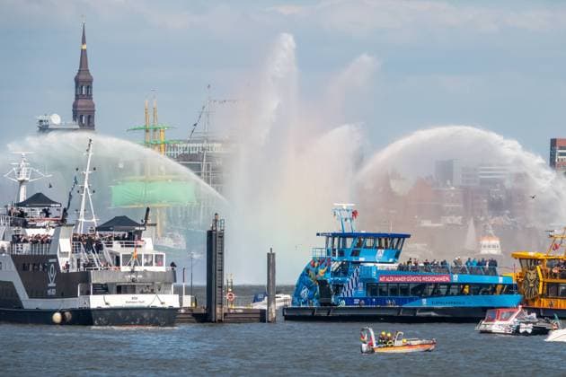 Hafengeburtstag in Hamburg Auslaufparade DEU, Germany, 834 Hafengeburtstag 2023 in Hamburg, Auslaufparade ships sail on the Elbe in the harbor At the harbor festival on the Elbe, more than a million visitors were expected Hamburg Hamburg Germany