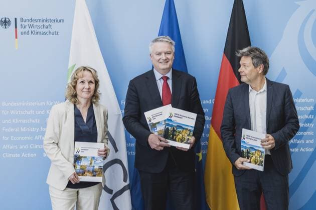L R Steffi Lemke Buendnis 90 Die Gruenen , Federal Minister for the Environment, Nature Conservation, Nuclear Safety and Consumer Protection, Mathias Cormann, Secretary General o Copyright: xFlorianxGaertner photothek.dex