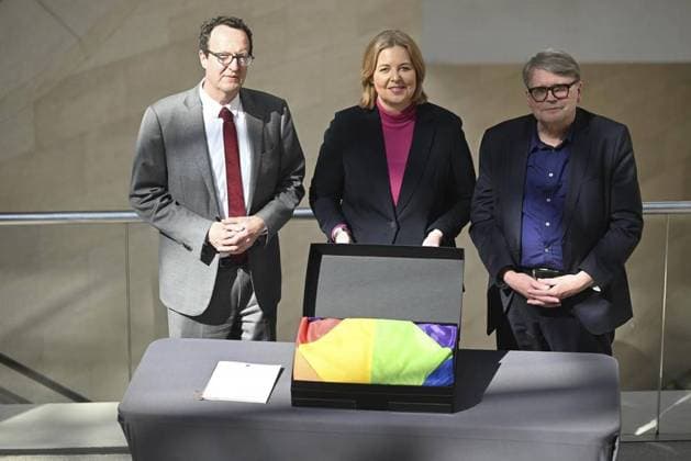 <p>Übergabe der auf dem Reichstagsgebäude gehissten Regenbogenflagge am 10.Mai.2023, in Berlin: Raphael Gross (l-r), Präsident der Stiftung Deutsches Historisches Museum, Bärbel Bas (SPD), Präsidentin des Deutschen Bundestages und Fritz Backhaus, Sammlungsdirektor der Stiftung Deutsches Historisches Museum stehen bei der Übergabe der ersten auf dem Reichstagsgebäude gehissten Regenbogenflagge im Deutsche Historische Museum. Berlin Copyright: RetoxKlar