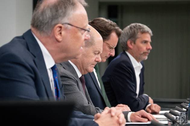 Sonder MPK zum Fluechtlingsgipfel Aktuell, 10 05 2023, Berlin, Prime Minister Stephan Weil SPD of Lower Saxony together with Chancellor Olaf Scholz and Prime Minister Hendrik Wuest CDU of North Rhine Westphalia at the press conference following the Sonder MPK zum Fluechtlingsgipfel with the heads of government of the sta