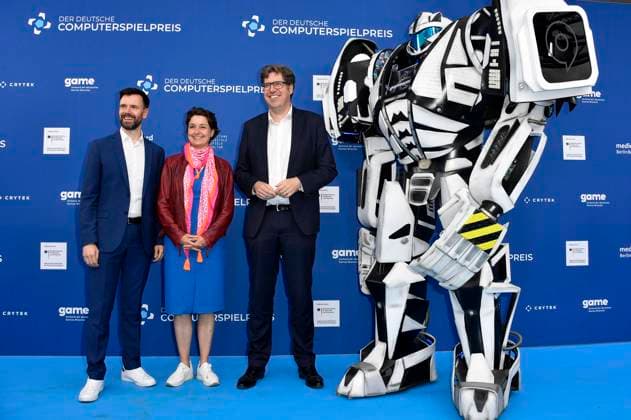 Felix Falk, Sandra Detzer and Michael Kellner with Gamescom Bot at the German Computer Game Award 2023 ceremony at Spindler Klatt Berlin, 11 05 2023 Foto:xN.xKubelkax xFuturexImage