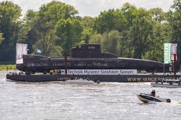 The U17 submarine on the Rhine at the height of Cologne The discarded Bundeswehr submarine U17 on the Rhine on its way to the Technik Museum Speyer, where it will be refurbished and later taken to the Technik Museum Sinsheim to be exhibited Cologne NRW Germany Copyright: xBEAUTIFULxSPORTS Derixx