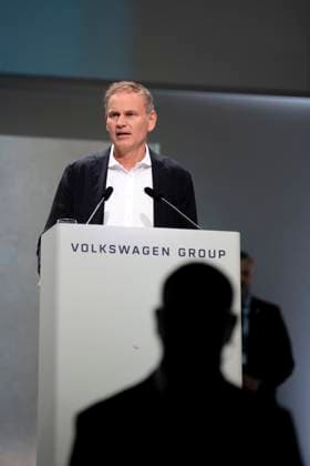 Oliver Blume, VW Annual General Meeting DEU, Germany, Germany, Berlin, 10 05 2023 Silhouette of a security guard for p