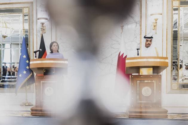 L R Annalena Baerbock Buendnis 90 Die Gruenen , German Foreign Minister, and Sheikh Mohammed bin Abdulrahman bin Jassim Al Thani, Prime Minister and Foreign Minister of Qatar, photographed during a joint press conference in Doha, 17 05 2023 Baerbock travels on her three-day trip to Saudi Arabia and Qatar Doha Qatar Copyright: xFlorianxGaertnerx