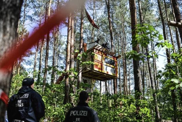 <p>Protestcamp in der Berliner Wuhlheide wird aufgelöst am 17. Mai 2023. Aktivisten und Eisatzkräfte der Polizei in einem Waldstück In der Berliner Wuhlheide. Die Polizei hat am frühen Mittwochmorgen mit der Auflösung eines Protest-Camps von etwa 100 Aktivisten begonnen. Berlin Copyright: RetoxKlar