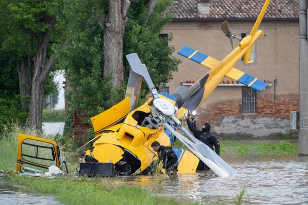 Bilder des Jahres 2023, News 05 Mai News Themen der Woche KW20 News Bilder des Tages May 20, 2023, LUGO, Italia: L elicottero caduto a Belricetto di Lugo, in provincia di Ravenna, mentre era impegnato in un intervento per i guasti alla linea elettrica provocati dal maltempo, 20 maggio 2023. Secondo quanto si apprende le quattro persone a bordo sono rimaste ferite: già estratte dai vigili del fuoco, sono state portate via in eliambulanza. The helicopter that crashed in Belricetto di Lugo, in the province of Ravenna, Italy, while it was engaged in an intervention for power line failures caused by bad weather, 20 May 2023. According to what has been learned, the four people on board were injured: they had already been extracted from firefighters, and taken away in an air ambulance..ANSA BOVE-ZANI LUGO Italia - ZUMAa110 20230520_zaf_a110_026 Copyright: xPasqualexBovex