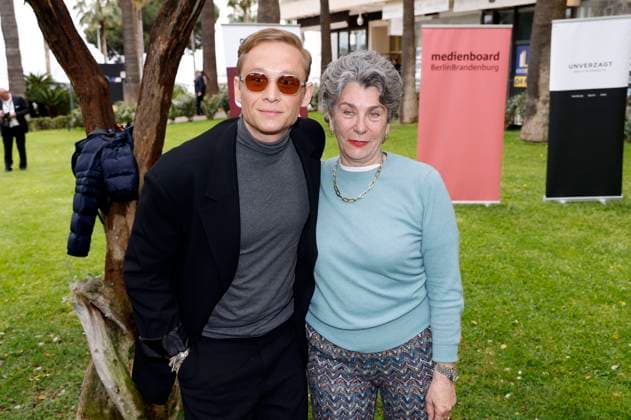 Matthias Schweighöfer and Kirsten Niehuus at the German Films and Medienboard reception 2023 in the garden of the Hotel Mondrian Cannes at the Festival de Cannes 2023 76 Cannes International Film Festival Cannes, 20 05 2023 Foto:xS.xGabschx xFuturexImage