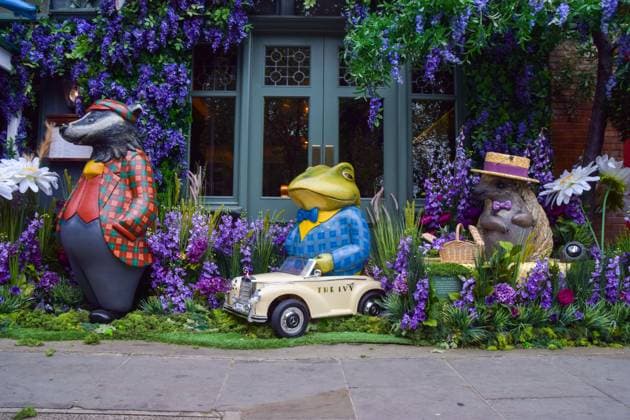 May 22, 2023, London, England, United Kingdom: Wind In The Willows-themed flower arrangement outside The Ivy restaurant on King s Road as Chelsea In Bloom, a free outdoor floral exhibition, begins. This year s theme is Flowers On Film. London United Kingdom - ZUMAv130 20230522_zip_v130_028 Copyright: xVukxValcicx