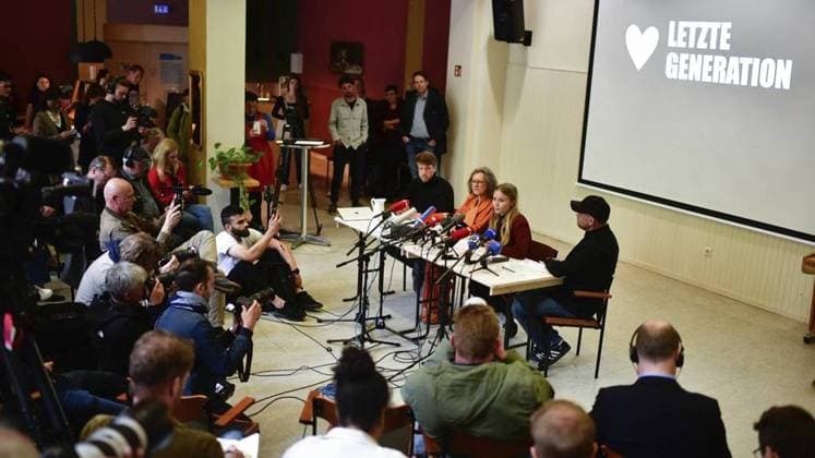 <p>24. Mai 2023, Berlin: Joel Schmitt (l-r), Aktivist der Letzten Generation, Marion Fabian, Aktivistin der Letzten Generation, Aimee van Baalen, Sprecherin der Letzten Generation, und Steve Rauhut von der Kirchgemeinde nehmen an einer Pressekonferenz der Letzten Generation in der Reformationskirche in Berlin-Moabit teil. Berlin Copyright: RetoxKlar