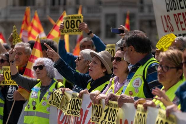 May 25, 2023, Madrid, Spain: Protesters chant slogans while holding placards expressing their opinion during the demonstration. Several pensioners holding placards, demand that the minimum pension be equal to the minimum inter-professional salary, of â‚¬1,080 (euros) in a rally in front of the Congress of Deputies, in Madrid. Madrid Spain - ZUMAs197 20230525_zaa_s197_012 Copyright: xGuillermoxGutierrezx