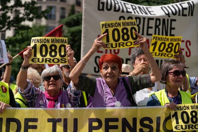 May 25, 2023, Madrid, Spain: Protesters chant slogans while holding placards expressing their opinion during the demonstration. Several pensioners holding placards, demand that the minimum pension be equal to the minimum inter-professional salary, of â‚¬1,080 (euros) in a rally in front of the Congress of Deputies, in Madrid. Madrid Spain - ZUMAs197 20230525_zaa_s197_015 Copyright: xGuillermoxGutierrezx