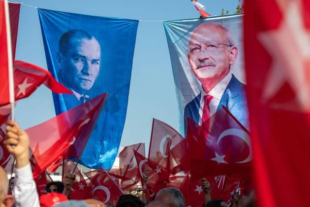 Bilder des Jahres 2023, News 05 Mai News Themen der Woche KW21 News Bilder des Tages May 25, 2023: Republican People s Party supporters supported Ekrem Imamoglu at the rally in Istanbul. Ekrem Imamoglu, Istanbul Metropolitan Mayor and Nation Alliance Vice President Candidate, asked his voters to vote for Kemal Kilicdaroglu, the Presidential Candidate of the Nation Alliance, at the Istanbul Citizens Meeting, Turkey on May 25, 2023. In the first round on 14 May, none of the candidates received enough votes to be elected president, and the election went to the second round. To¼rkiye will go to the polls again on 28 May. - ZUMAi72_ 20230525_znp_i72_011 Copyright: xTolgaxIldunx