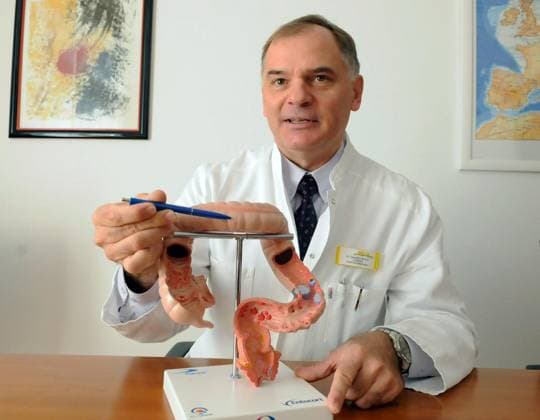 Zur Crohn und Colitis Woche in Bottrop erl utert Dr. Friedrich Schorr zur Darmerkrankung am Marienhospital in Bottrop am Donnerstag, 19. September 2013. Foto: Heinrich Jung WAZ FotoPool Zur Crohn und Colitis Woche in Bottrop erläutert Dr. Friedrich Schorr zur Darmerkrankung am Marienhospital in Bottrop am Donnerstag, 19. September 2013. Deutschland NRW Bottrop Copyright: HeinrichxJung