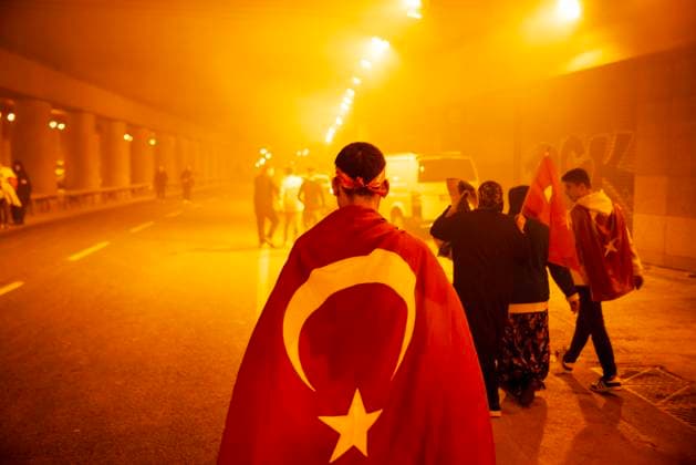 Bilder des Jahres 2023, News 05 Mai News Themen der Woche KW21 News Bilder des Tages May 28, 2023, Beyoglu, Istanbul, Turkey: A man, celebrating the victory of President Recep Tayyip ErdoÄÅ¸an, who was elected as a result of the presidential runoff elections, with theÃ‚ TurkishÃ‚ Flag. Beyoglu Turkey - ZUMAu194 20230528_zip_u194_018 Copyright: xTolgaxUluturkx