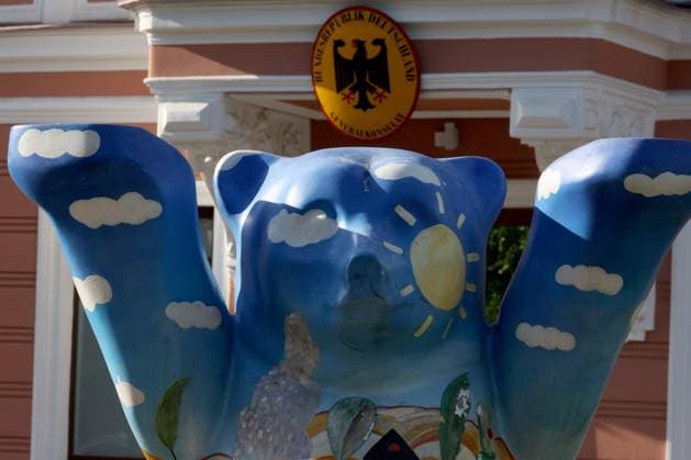 RUSSIA, ST PETERSBURG - MAY 31, 2023: A bear sculpture stands outside the German Consulate General. On May 31, the Consulate Generals of Germany in Kaliningrad, St Petersburg, Yekaterinburg and Novosibirsk cease to receive visa applications, leaving only the embassy in Moscow to handle the documents. Peter Kovalev TASS  59520873