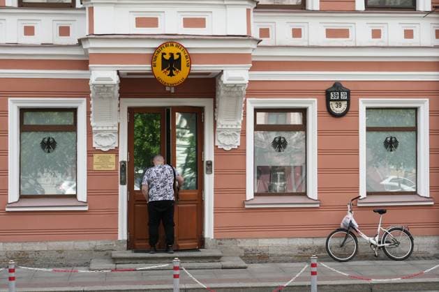 Russia Germany Consulates Visa Applications Suspension 8445504 31.05.2023 A man enters the German consulate general in St.Petersburg, Russia. Starting in June, the visa departments of the German consulates general in Kaliningrad, St. Petersburg, Yekaterinburg and Novosibirsk will stop accepting visa applications, with all documents to be processed by the German Embassy in Moscow. Alexei Danichev Sputnik St. Petersburg Russia  Copyright: xAlexeixDanichevx