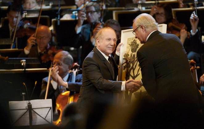STOCKHOLM 20120828 The American Singer songwriter Paul Simon receives this year s Polar Music Prize from King Carl Gustaf during a ceremony in Stockholm, Sweden, August 28, 2012 Stockholm Sweden x10000x  Copyright: xBERTILxERICSONx xTTx POLAR MUSIC PRIZE