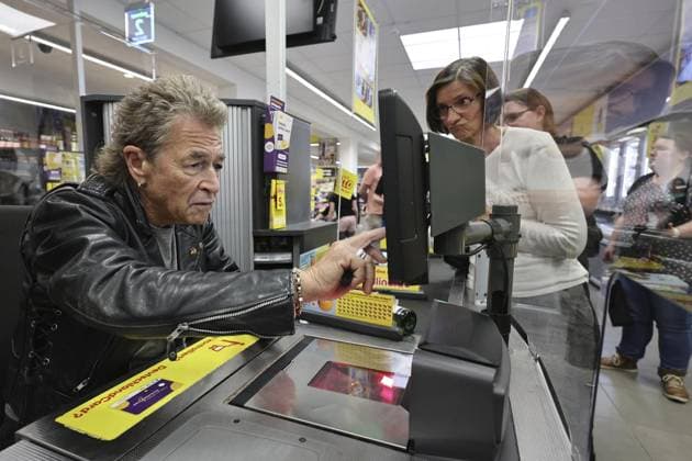 <p>Peter Maffay wird Kassierer bei Netto und unterstützt damit eine Spendenaktion für die Peter Maffay Stiftung am 31. Mai 2023 in Essen-Altenessen. Deutschland NRW Essen Copyright: ChristofxKöpsel