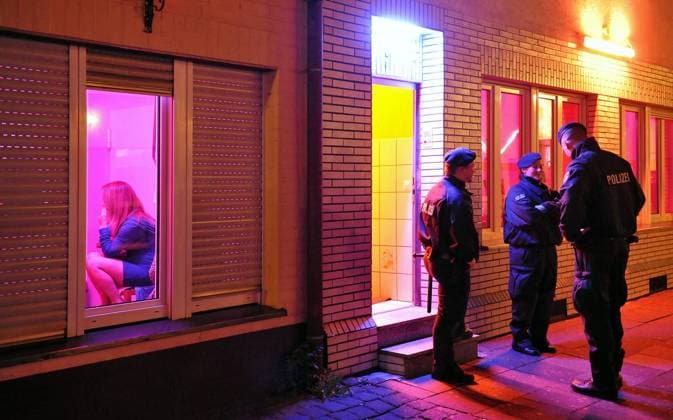 <p>Razzia der Polizei im Rotlichtviertel an der Flaßhoffstraße in Oberhausen, fotografiert am Mittwoch, den 20.11.2013. Kurz vor 20 Uhr riegelt ein Großaufgebot der Polizei den Bereich rund um die Flaßhoffstraße hermetisch ab und durchsucht die Häuser der Bordelle und stellt die Personalien fest. Es gibt mehrere Festnahmen. Deutschland NRW Oberhausen Copyright: TomxThöne