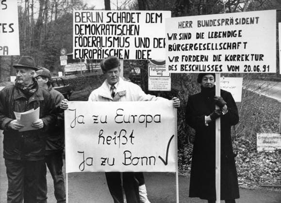 09.01.1992: Vor dem Erholungsheim Rosenau der IG. Bergbau u. Energie bei Königswinter haben sich Gewerkschafter eingefunden, um gegen den Beschluß des Deutschen Bundestages vom 20.06.1991 zur Vollendung der Einheit Deutschlands zu protestieren. Ihre Befürchtungen haben die Protestler auf den mitgebrachten Schildern formuliert: Ja zu Europa heißt Ja zu Bonn - BERLIN SCHADET DEM DEMOKRATISCHEN FÖDERALISMUS UND DER EUROPÄISCHEN IDEE - HERR BUNDESPRÄSIDENT WIR SIND DIE LEBENDIGE BÜRGERGESELLSCHAFT, WIR FORDERN DIE KORREKTUR DES BESCHLUSSES VOM 20.06.91 . Mit dem sogenannten Hauptstadtbeschluß hatte sich das Parlament per Abstim Copyright: KARTENBERG,xHeinzxJürgen docnrwhugopicture62969268 EDITORIAL USE ONLY