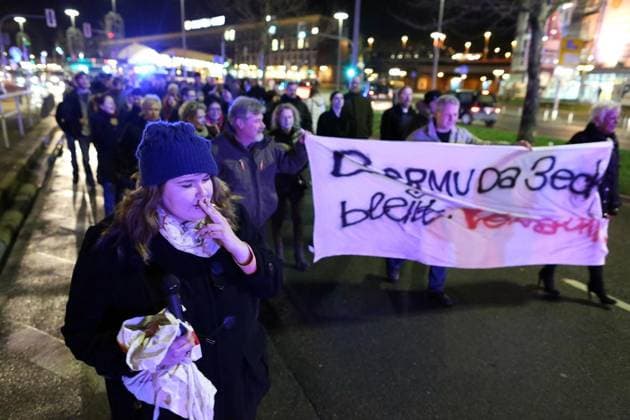 Raucherdemo Demonstration von Nikotinsüchtigen gegen das Rauchverbot in der Gastronomie unter dem Motto: Das Bermudadreieck bleibt verraucht! vom BO-Hauptbahnhof ins Bermudadreieck. Organisatorin Hannah Bruns vorn mit der Kippe in der Hand, Foto: Stefan Arend WAZ Fotopool Raucherdemo Demonstration von Nikotinsüchtigen gegen das Rauchverbot in der Gastronomie unter dem Motto: Das Bermudadreieck bleibt verraucht! vom BO-Hauptbahnhof ins Bermudadreieck. Organisatorin Hannah Bruns vorn mit der Kip Copyright: STEFANxAREND docnrwhugopicture63277093 EDITORIAL USE ONLY
