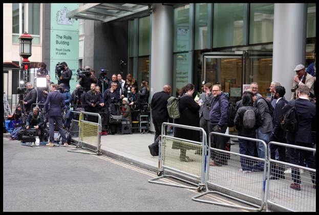 06 06 2023. London, United Kingdom. Prince Harry arriving at the High Court in London. Members of the press and public wait to enter the enter court to watch Prince Harry, Duke of Sussex giving evidence in his trial against Mirror Group Newspapers (MGN).  Copyright: xAndrewxParsonsx xParsonsxMediax PAR-8371-0062