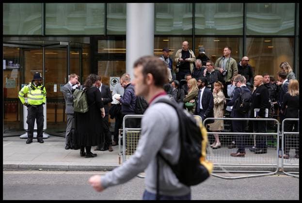 06 06 2023. London, United Kingdom. Prince Harry arriving at the High Court in London. Members of the press and public wait to enter the enter court to watch Prince Harry, Duke of Sussex giving evidence in his trial against Mirror Group Newspapers (MGN). Copyright: xAndrewxParsonsx xParsonsxMediax PAR-8371-0063