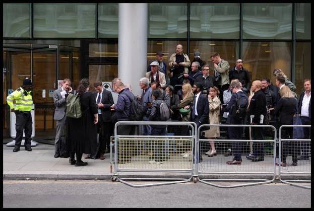 06 06 2023. London, United Kingdom. Prince Harry arriving at the High Court in London. Members of the press and public wait to enter the enter court to watch Prince Harry, Duke of Sussex giving evidence in his trial against Mirror Group Newspapers (MGN). Copyright: xAndrewxParsonsx xParsonsxMediax PAR-8371-0064