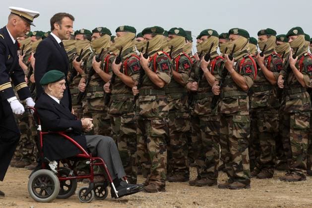Bilder des Jahres 2023, News June 06 News Themen der Woche KW23 News Bilder des Tages President Macron At D-Day 79th anniversary - Colleville Le prà sident de la rà publique, Emmanuel Macron aux cotàs de Leon Gautier du và tà ran francais du Commando Kieffer pendant la Seconde Guerre mondiale, assiste à une cà rà monie en hommage aux 177 membres francais du Commando Kieffer lors de la cà rà monie de tradition en mà moire du dà barquement des commandos marine francais à Colleville-Montgomery, France, le 6 juin 2023. French President Emmanuel Macron during a ceremony in tribute to the 177 French members of the Commando Kieffer Fusiliers Marins commando unit who took part in the Normandy landings, as part of the 79th anniversary of the World War II D-Day Normandy landings, in Colleville-Montgomery, Normandy, France, o Copyright: xLemoutonxStephane Pool ABACAx 856033_128 LemoutonxStephane Pool ABACAx 856033_128