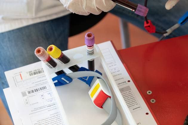 An employee of the DRK blood donation service takes blood sample for laboratory examination, theme photos BLUTSPENDE on the occasion of the blood donation campaign of the German Red Cross with the action missingtype to the world blood donation day on 14 June 2023, photo session on 05 06 2023 in the school center Pesch in Cologne,