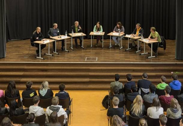 <p>Am Freitag, den 02.05.2014 veranstaltete die Schülervertretung der Goethe-Schule in Bochum einen Projekttag zur anstehenden Kommunalwahl. Schüler konnten mit Vertretern der Parteien diskutieren und sich über deren Wahlprogramm informieren. In der Aula fand eine Podiumsdiskussion mit Kandidaten der Parteien statt: (v. li.) AndrÃ Kasper Piraten, Ernst Steinbach SPD, Berthold Jäger Goethe-Schule, Leonie Behle Goethe-Schule, Hannah Bruns Die Linke, Christian Haardt CDU und Jan Matzoll Die Grünen. Deutschland (in Korr.) NRW Bochum Copyright: OlafxZiegler