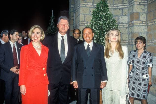 Berlusconi incontra Clinton Silvio Berlusconi, leader of Forza Italia, died today at the age of 86. 1994 Roma, il presidente del Consiglio Silvio Berlusconi, con sua moglie Veronica Lario incontra il presidente degli Stati Uniti Bill Clinton con la first lady Hillary Clinton, Credit:Paolo Tre Avalon Italia, Roma  Copyright: xPaoloxTrex xAvalonx 0782917541