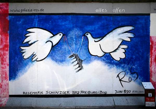 Rosemary Schinzler, Whites Doves of Peace carry the Brandenburg Gate, Work of art at the former Berlin Wall, Graffiti, East Side Gallery, Berlin, Germany, Europe Copyright: imageBROKER MichaelxWeber iblimw09338689.jpg