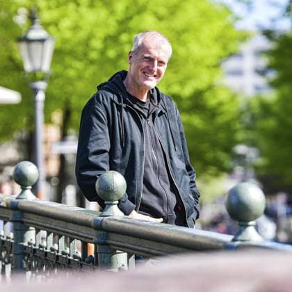 <p>Spaziergang mit Autor Robert Seethaler an der Admiralbrücke in Kreuzberg, fotografiert am 04. Mai 2023 in Berlin. Deutschland Berlin Berlin Copyright: MaurizioxGambarini