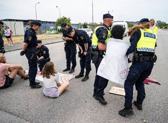 MALMÖ 2023 06 19 Police control Greta Thunberg sitting in the middle as they move climate activists from the organization Take Back the Future who on Monday for the 5th day in a row blocked the entrance to the Oil Harbour in Malmö MALMÖ SWEDEN x50090x  Copyright: xJohanxNilsson TTx GRETA THUNBERG OLJEHAMNEN MALMÖ ivB3KrFb6Ak