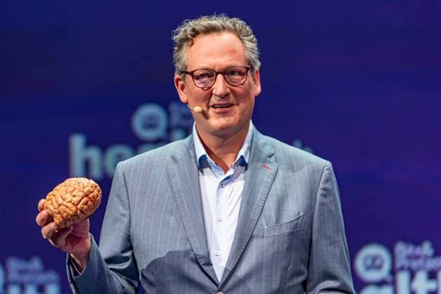 Moderator Eckart von Hirschhausen with brain model in hand at Bits Pretzels healthtech in the fair in Munich Date 20 06 2023