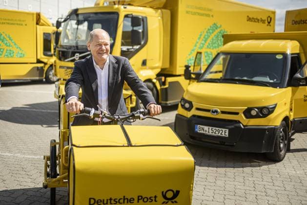 German Chancellor Olaf Scholz sits on a postal bicycle during a visit to a mail center as part of a company meeting in Stahnsdorf, 24 06 2023 Stahnsdorf Germany Copyright: xLeonxKuegeler photothek.dex