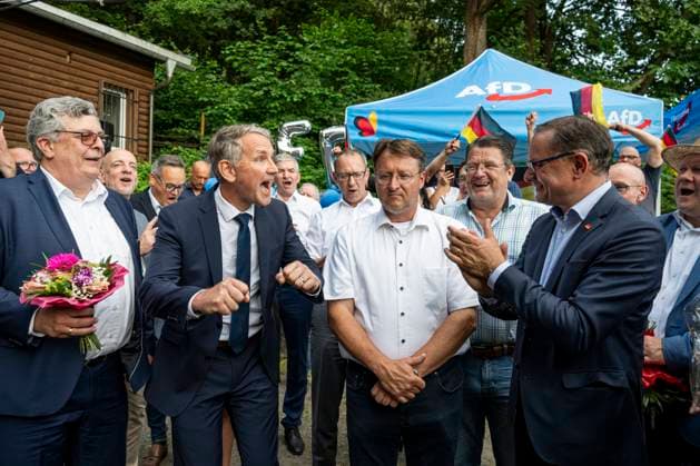 STICHWAHL ZUM LANDRAT IN SONNEBERG 25 06 2023 Sonneberg The runoff election for the new district administrator of the Sonneberg district on 25 June 2023 in Sonneberg Thuringia V l n r Carsten Hütter, Björn Höcke AfD , AfD district administrator candidate, Robert Sesselmann, and MdB Tino Chrupalla AfD cheer after the election victory in the Frankenbaude