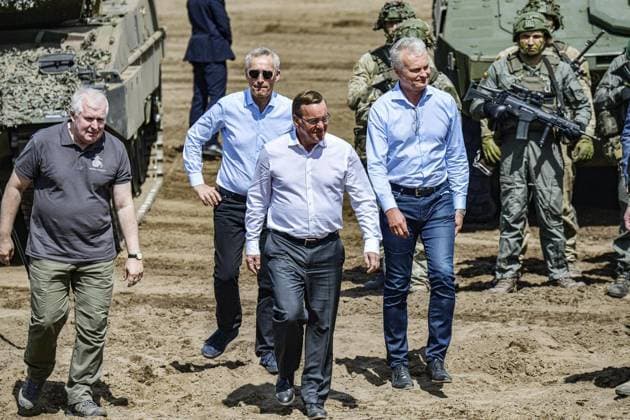 <p>NATO-Generalsekretär Jens Stoltenberg und Nordatlantikrat am Montag bei der Übung Griffin Storm der deutschen eVA-Brigade (eVAenhanced Vigilance Activities Brigade) in Litauen. Der Nordatlantikrat ist das wichtigste Entscheidungsgremium der NATO. Die Botschafter des Nordatlantikrats sind in Litauen und beobachten gemeinsam mit NATO-Generalsekretär Jens Stoltenberg, dem litauischen Präsidenten Gitanas Nauseda, dem Bundesminister der Verteidigung Boris Pistorius und dem Verteidigungsminister der Republik Litauen Arvydas AnuÅ¡auskas einen Ausbildungsabschnitt der Übung Griffin Storm. Der NATO-Generalsekretär und die Bot Copyright: MaurizioxGambarini doc7qtbp1y5x8zvpwns4zo ,EDITORIAL USE ONLY